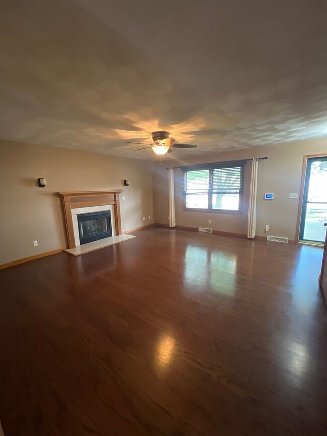 Photo - TWIN LAKES! MOVE IN READY 3 BEDROOM!