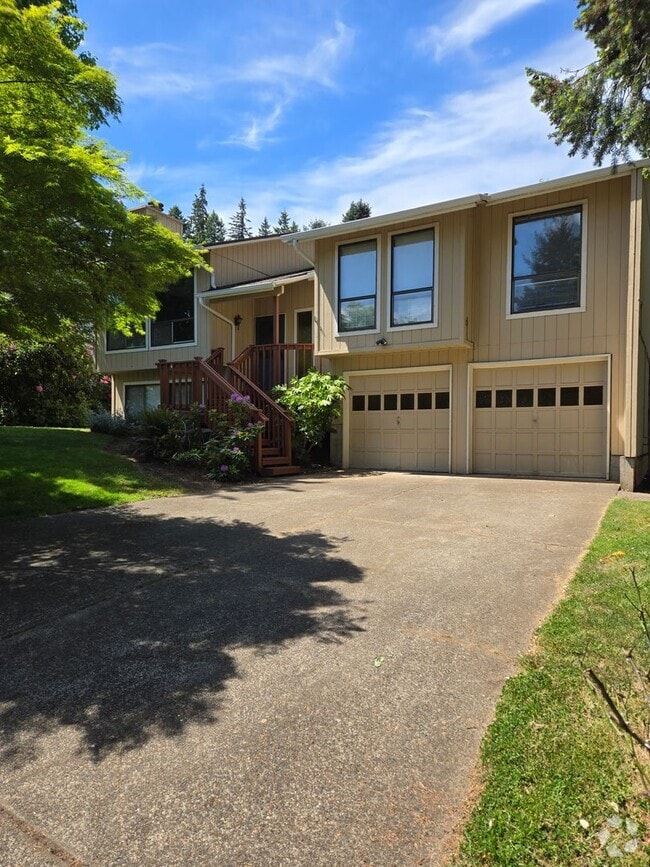 Building Photo - Large 10k ft Lot! 3 br 2 bth, 2 family roo... Rental
