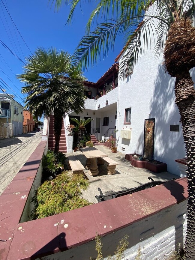 Photo - Cute 1 Bedroom 1 Bathroom Long Beach Apartment For Rent! Unit E. 8th St-725