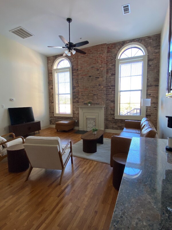 Photo - 605-607 E Commerce St