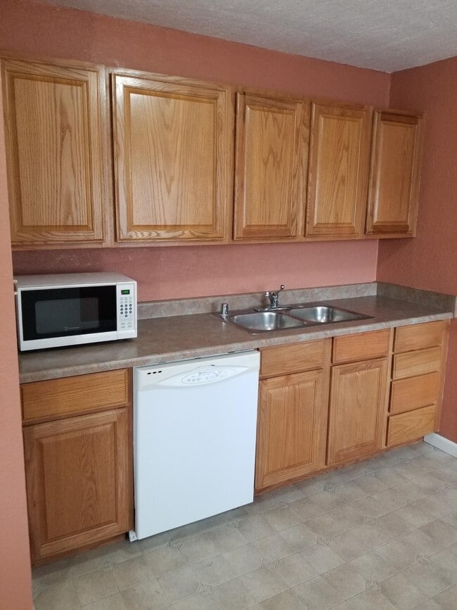 Building Photo - 243 Sheridan Rd Unit 243 Sheridan Rd