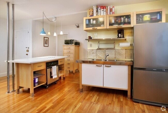 Building Photo - 114 Strathmore Rd Unit 305 Rental