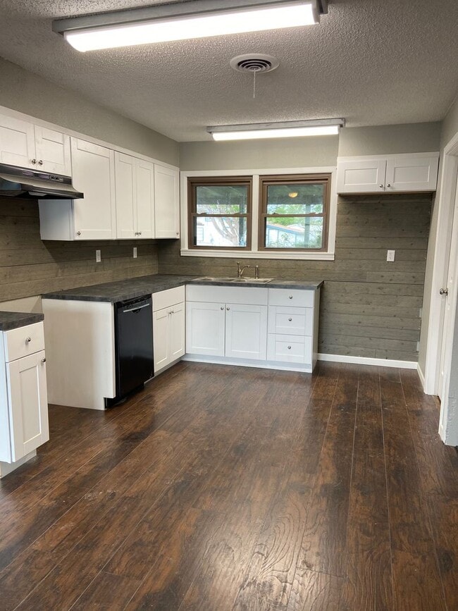 Photo - Cute 4 bedroom home!!