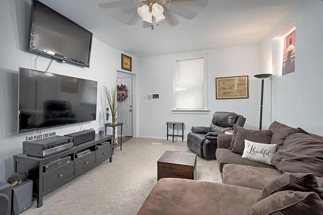 Photo - 642 N Dearborn St