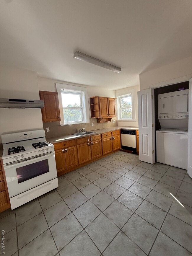 Photo - 837 White Plains Rd Unit 3E