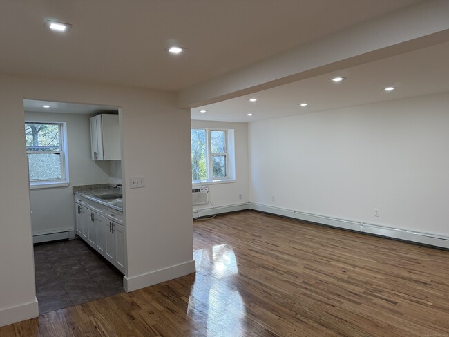 Photo - 70 Farmington Ave Unidad 4k Rental