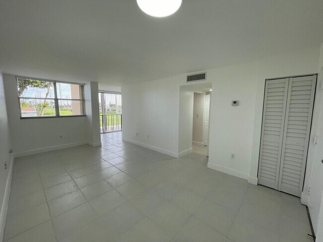 Beautiful 1/1 Apartment - 9401 SW 4th St Unit #204