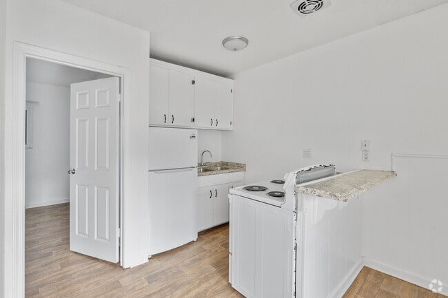 1BR, 1BA - 460SF - Kitchen - The Plaza