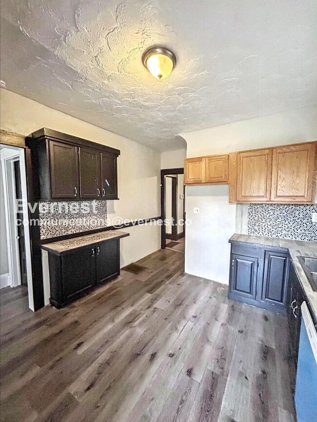 Photo - 10911 Hathaway Ave