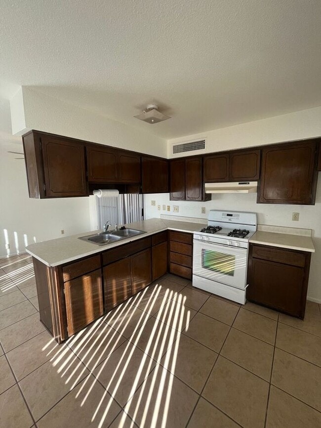 Building Photo - READY TO VIEW NOW! 3 Bedroom/ 2 Bath with ... Rental