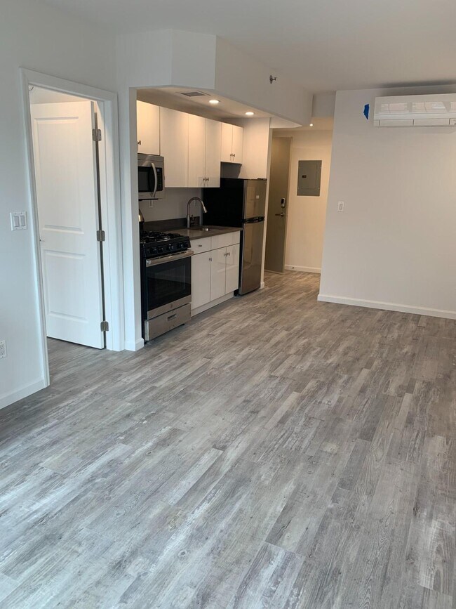 Photo - 433 W 53rd St Unidad 63