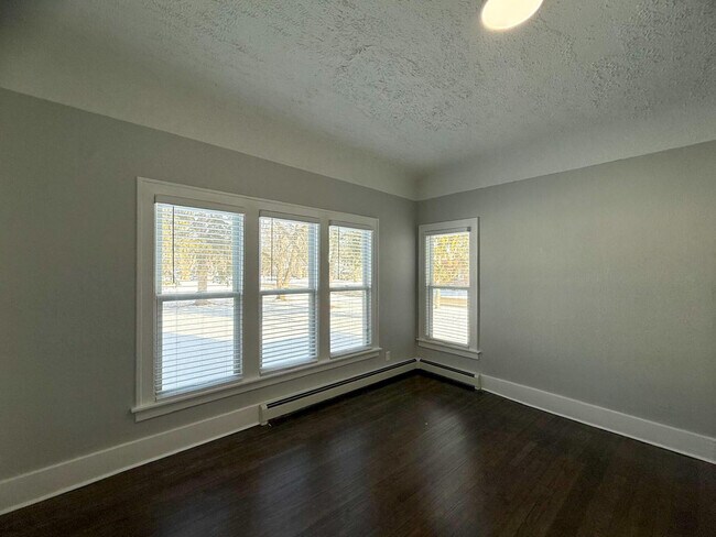 Photo - 36465 Main St