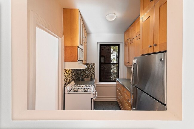 209 W 104th St