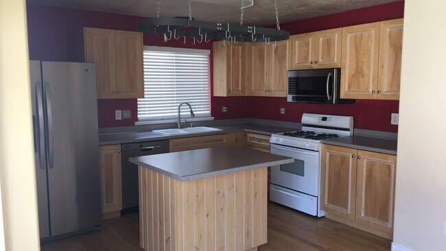 Photo - Amazing Provo Home w 2 car Garage & awesom...