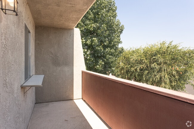 2BR, 2BA - 850SF - Balcony
