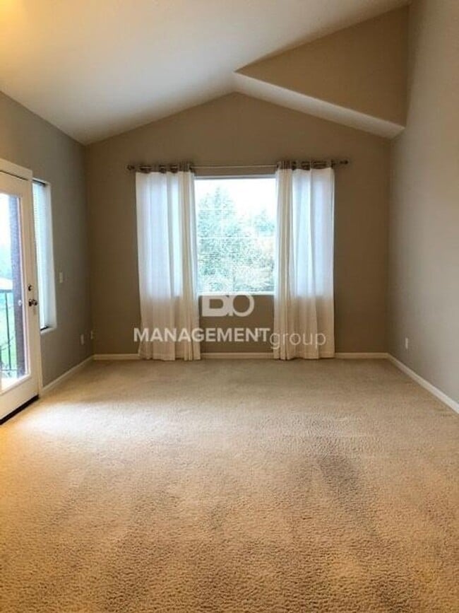 Photo - Light & Bright Timberland Condo in NW Portland MUST SEE!!! Garage Included