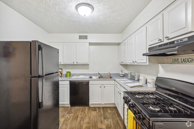 Building Photo - Emerald Pointe Rental