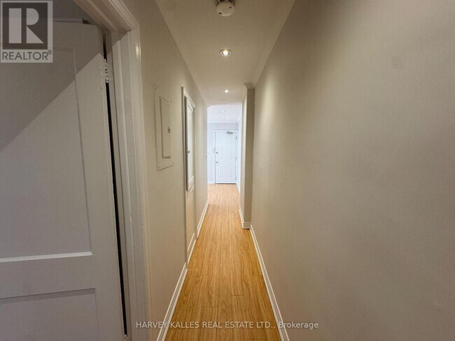 Photo - 38 Strathgowan Ave Unit Upper