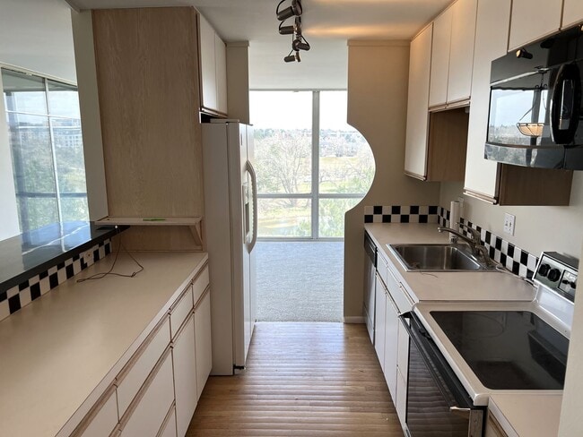 Photo - Corner Condo with Stunning Views in Cherry... Unidad 608