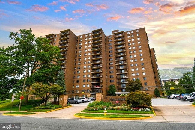 Building Photo - 200 N Pickett St Unit 1605 Rental