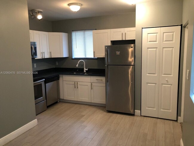 Building Photo - 320 NW 42nd St Unit 0