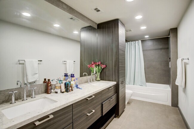 Photo - 1410 Hyde Park Blvd Unit 212