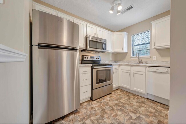 Photo - 210 Tinkerview Dr