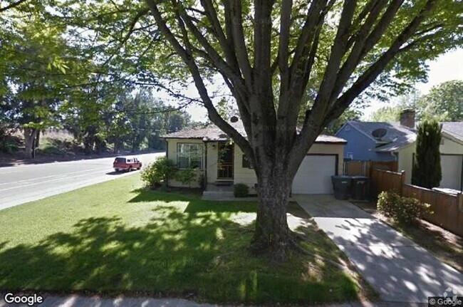 Building Photo - ADORABLE 2/2 (East Sac Location) Duplex! Rental