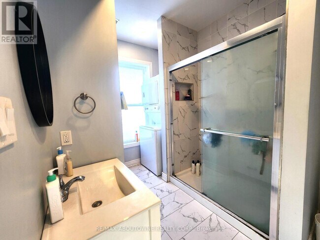 Photo - 498 Main St E Unit 2