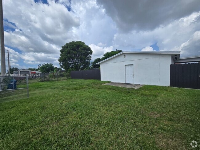 Building Photo - 11700 SW 220th St Rental