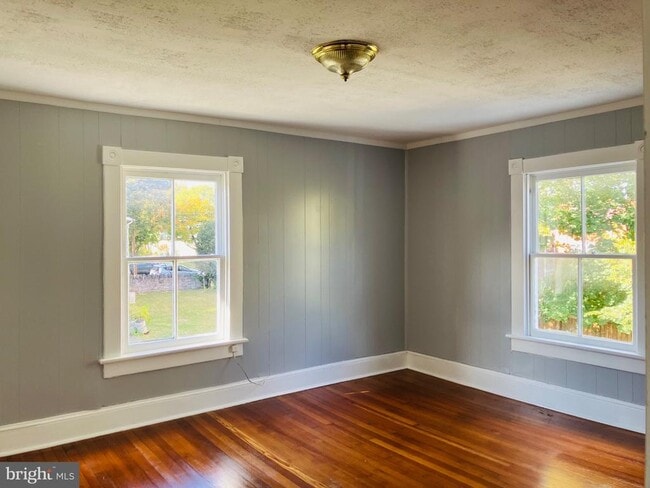 Photo - 20 W Clifford St