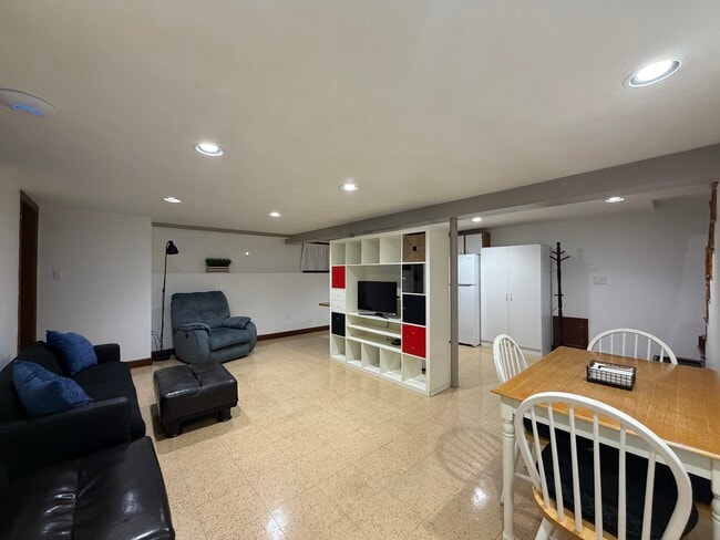 Building Photo - 223 Hurley St Unit B