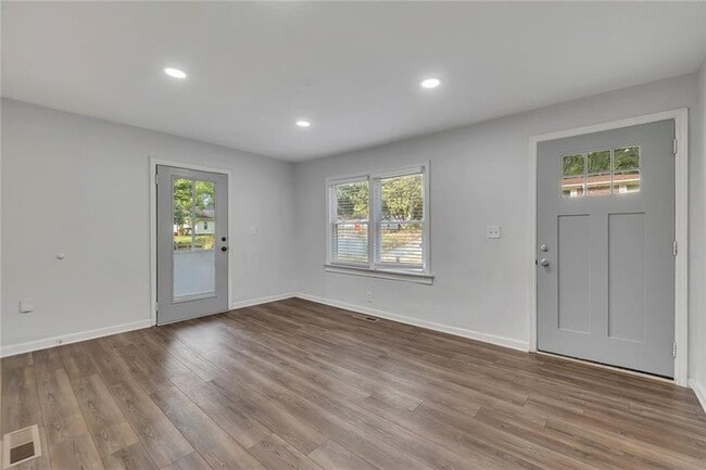 Photo - 845 Oak St NW