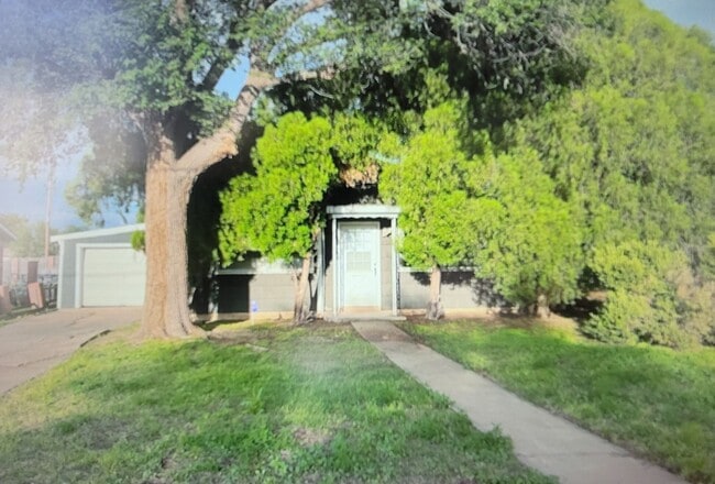 Building Photo - Large 3 bed 2 bath