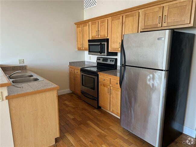 Building Photo - 466 N Salina St Rental