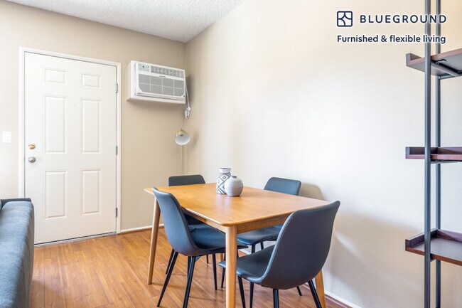 Photo - 14355 Huston St Unidad SI FL2-ID460