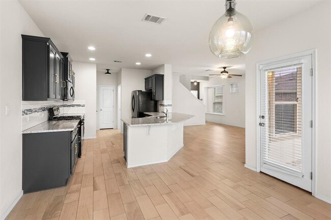 Photo - 3560 Pauling Loop