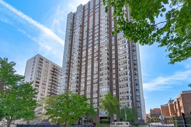 Building Photo - 525 W Hawthorne Pl