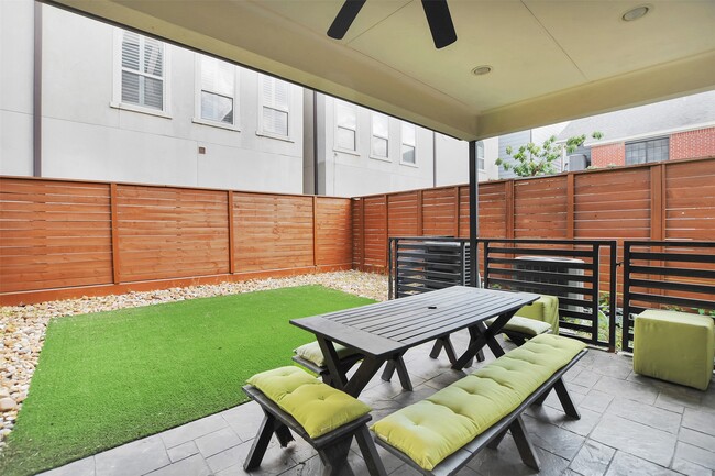 Building Photo - 712 W Drew St