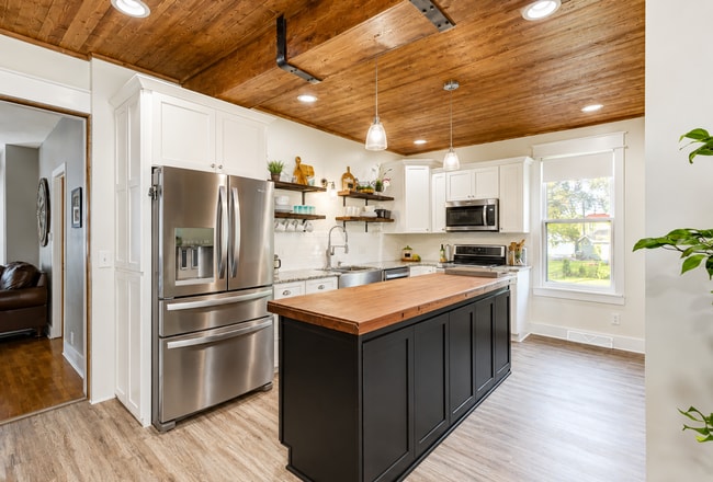 Building Photo - 5 Bed / 2 Bath Home in Portage, WI