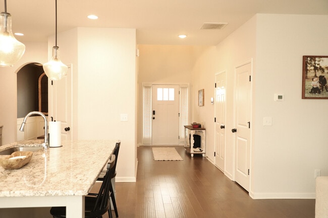 Photo - 810 Tiger Trl