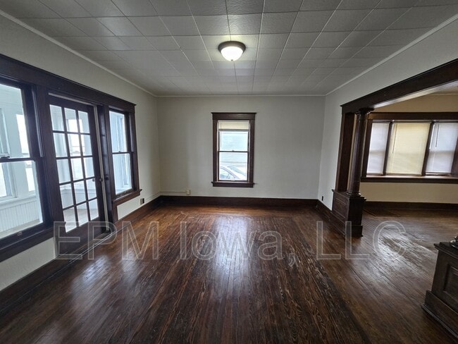 Photo - 320 E 7th St