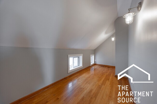 Photo - 2655 W Homer St