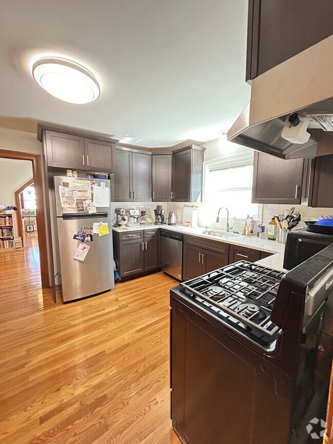 Building Photo - 46 Dimmock St Unit 1 Rental