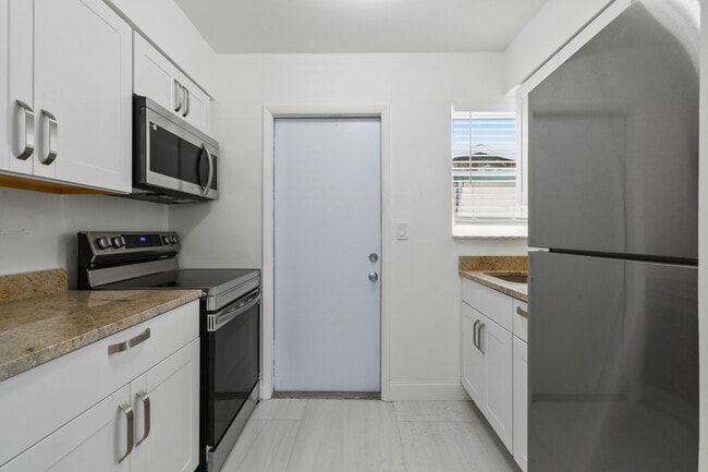 Building Photo - 968 W 9th St Unit B2