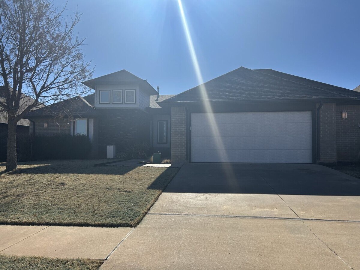 Photo - INCREDIBLE 3 Bedroom Home with Theater room!!