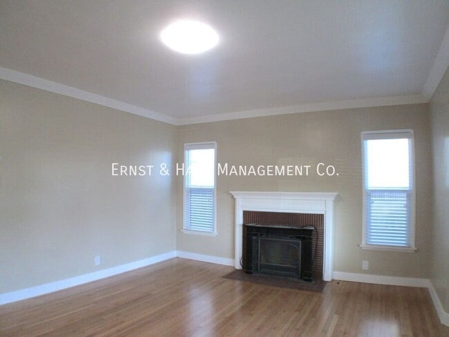 Photo - 215 E Scott St