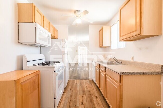 Building Photo - 2 Bed 1 Bath Apartment for Rent on Pickfor...