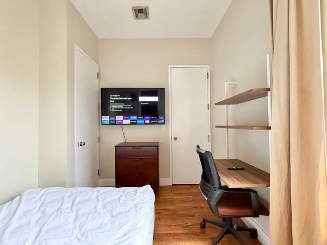 Photo - Furnished room/NOT APARTMENT Unit 4
