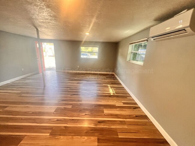 Photo - 1110 Poinsettia Ave